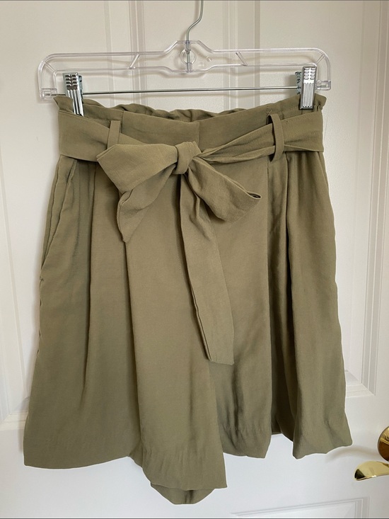 H&M Pants - H&M Women’s Olive High-Waisted Tie-Waist Shorts EUC Size 6